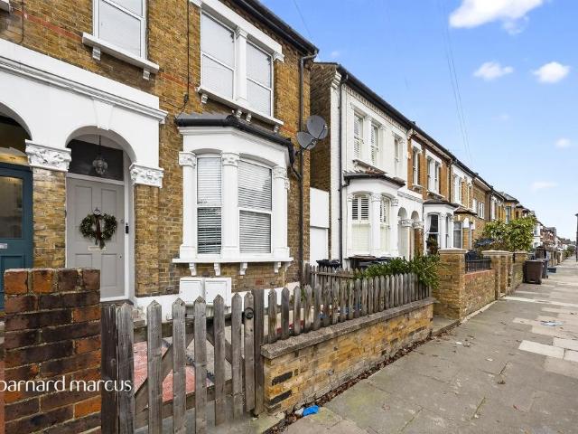Flat for sale in London Borough of Hounslow, Greater London