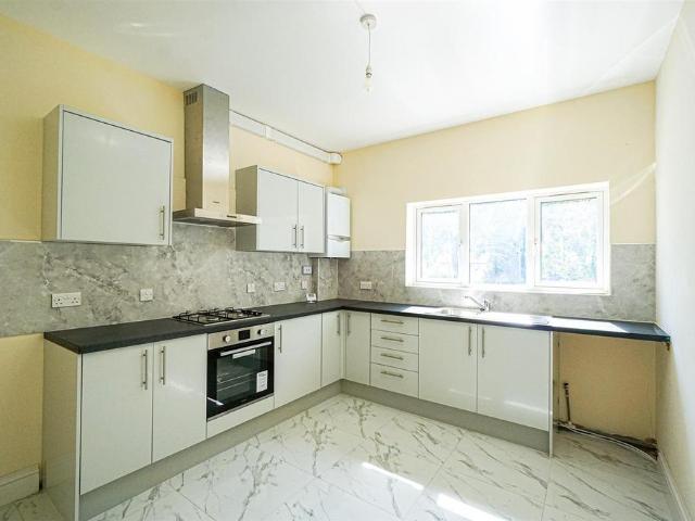 Flat for sale in Bohemia, Guestling Green