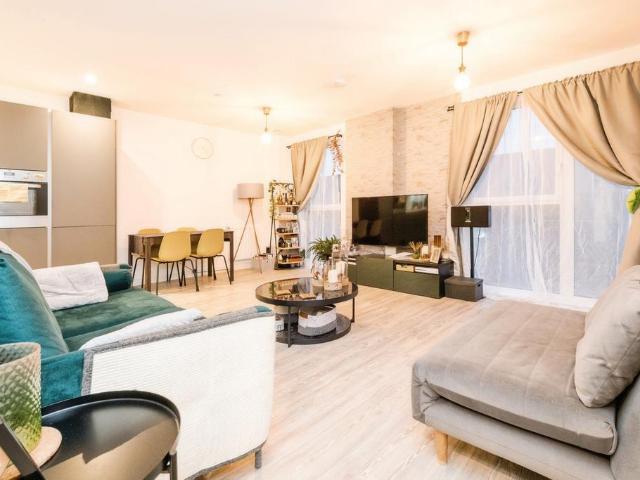 Flat for sale in Upton Park, Greater London