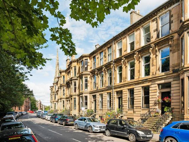 Flat for sale in Strathbungo, Scotland