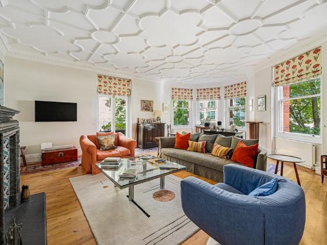 Flat for sale in Victoria, Greater London