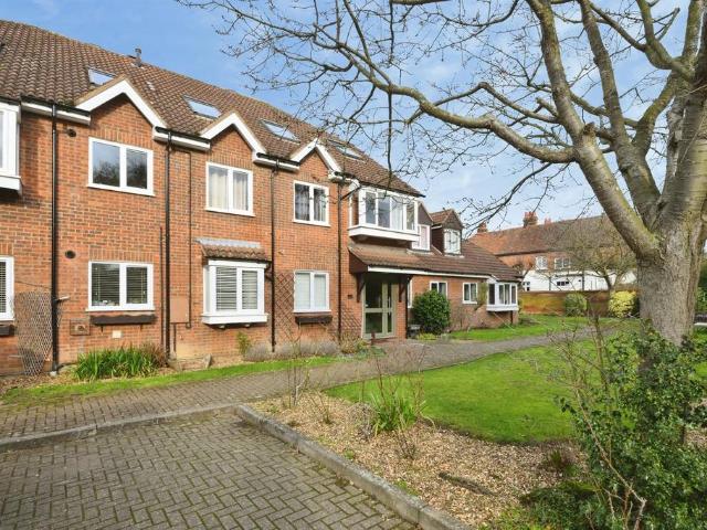 Flat for sale in Broxbourne, Hertfordshire