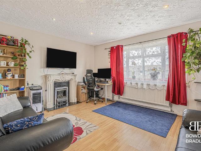 Flat for sale in Chadwell Heath, Marks Gate Flat for sale in Chadwell Heath, Marks Gate