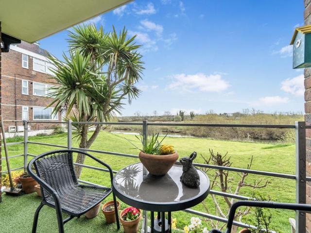 Flat for sale in Horsham, West Sussex