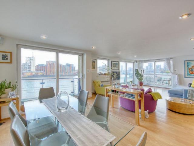 Flat for sale in Wandsworth, Greater London