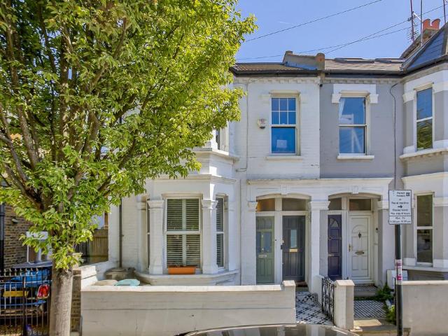 Flat for sale in Earlsfield, Greater London
