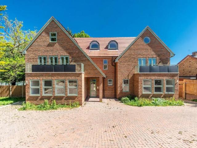 Flat for sale in Pinner, Greater London
