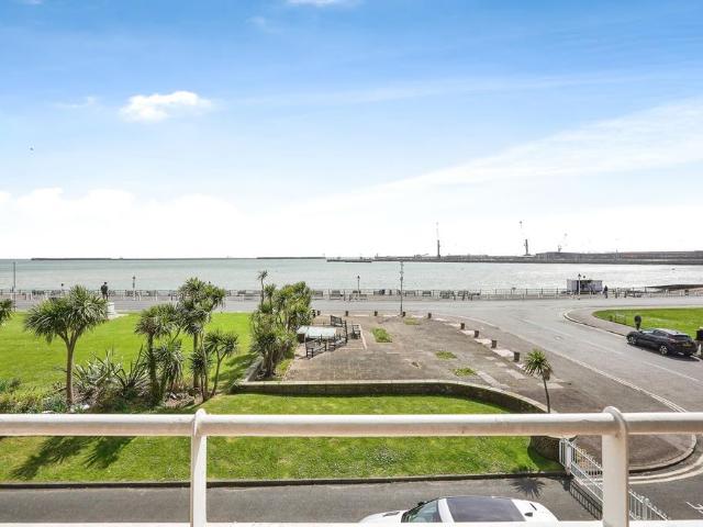 Flat for sale in Clarendon, Ash