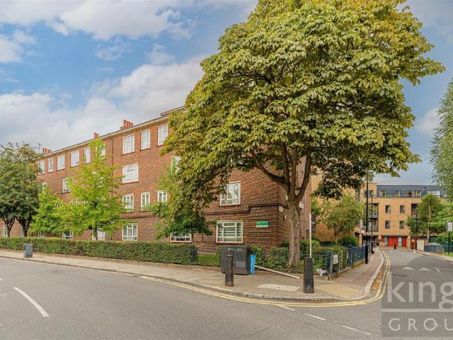 Flat for sale in Highbury, Greater London