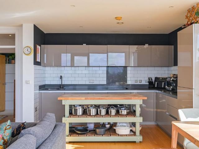 Flat for sale in Bromley-by-Bow, Greater London