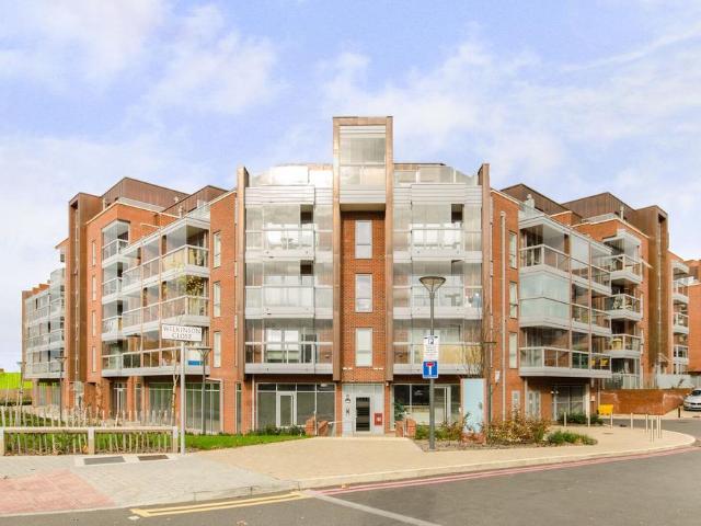 Flat for sale in Brent Cross, Greater London