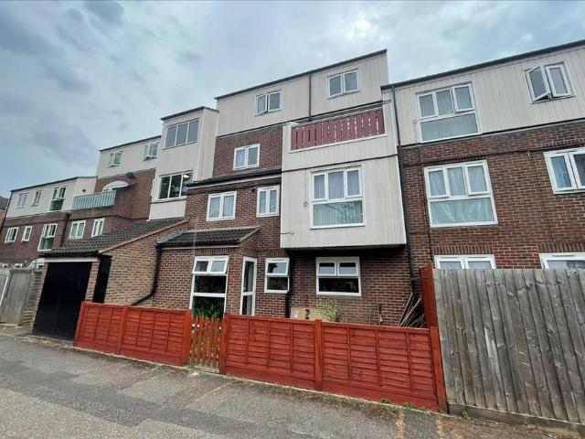 Flat for sale in London Borough of Hounslow, Hanworth