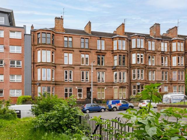 Flat for sale in Dennistoun, Scotland