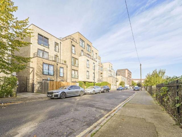 Flat for sale in Bromley-by-Bow, Poplar Grove