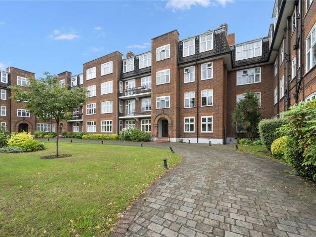 Flat for sale in Surbiton, Greater London