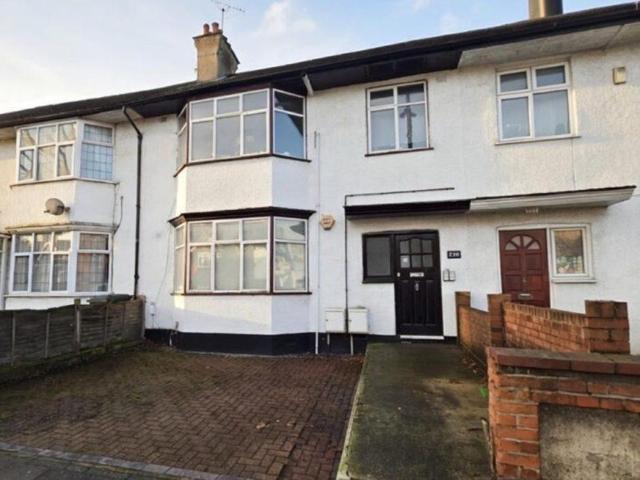 Flat for sale in London Borough of Ealing, Greater London
