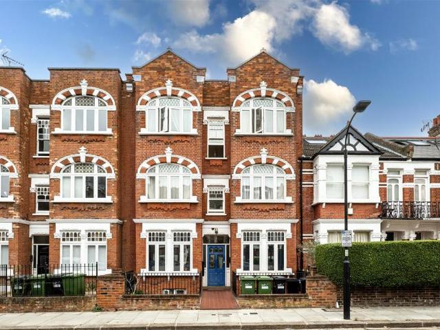 Flat for sale in Shepherd's Bush, Greater London