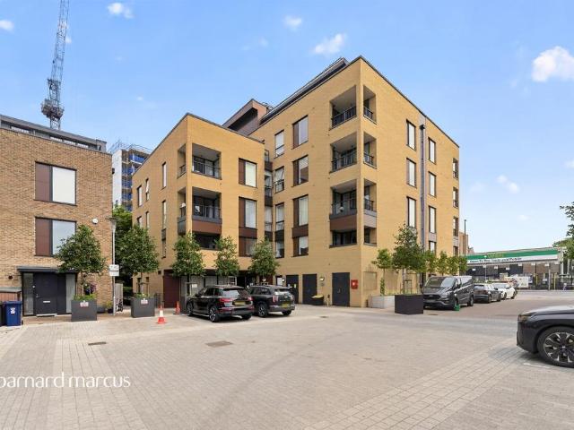 Flat for sale in Whetstone, Greater London