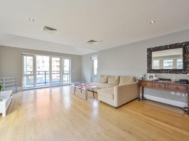 Flat for sale in Putney, Greater London