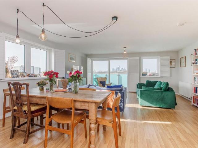 Flat for sale in Bromley-by-Bow, Mile End