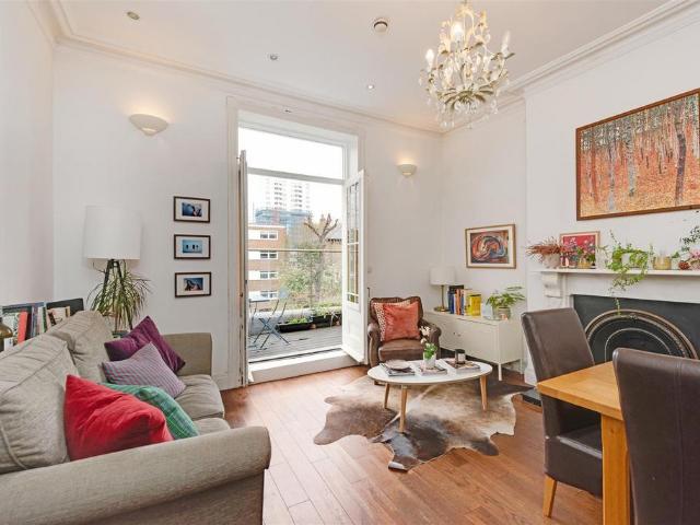 Flat for sale in Queen's Park, Greater London
