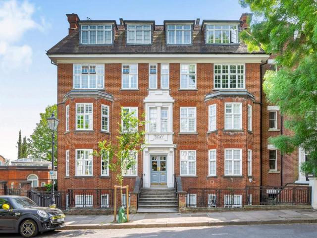 Flat for sale in Belsize Park, Greater London