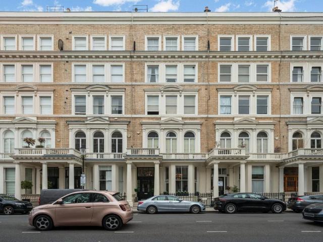 Flat for sale in Royal Borough of Kensington and Chelsea, Greater London