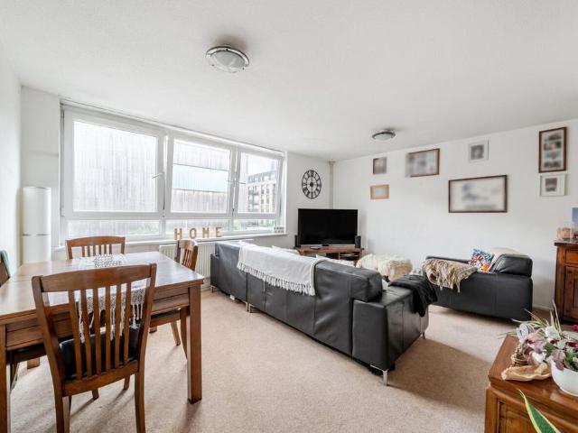 Flat for sale in Battersea, Greater London