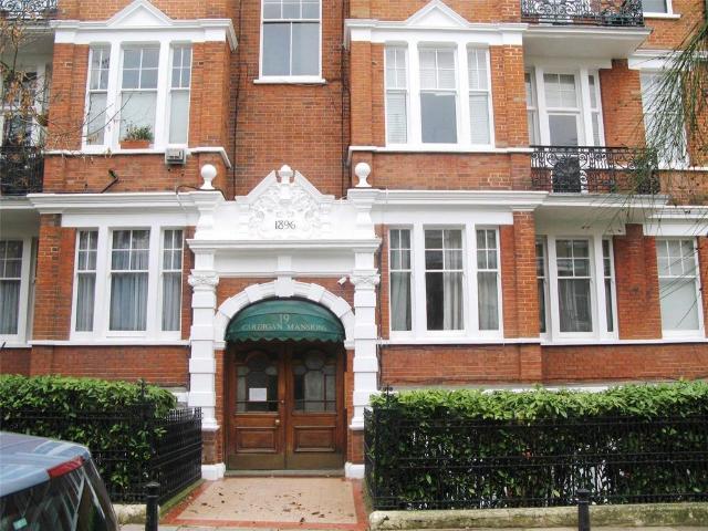 Flat for sale in Petersham, Greater London