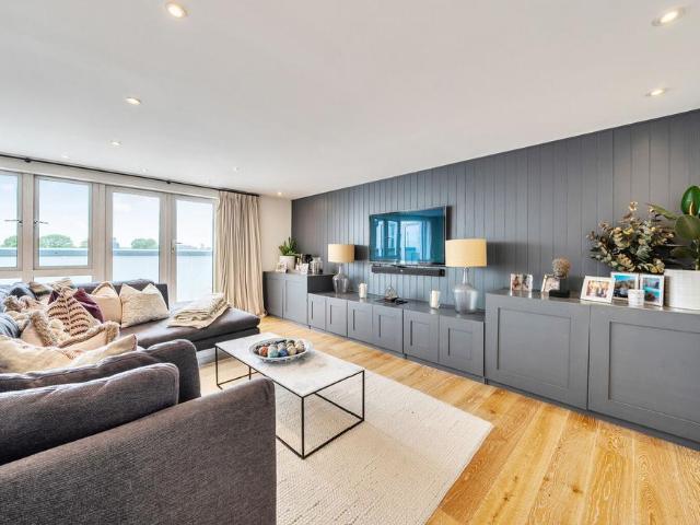 Flat for sale in Stockwell, Greater London