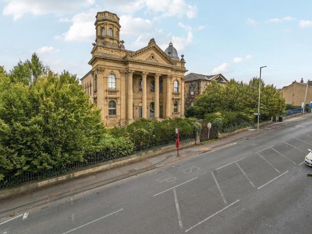 Flat for sale in Heckmondwike, West Yorkshire