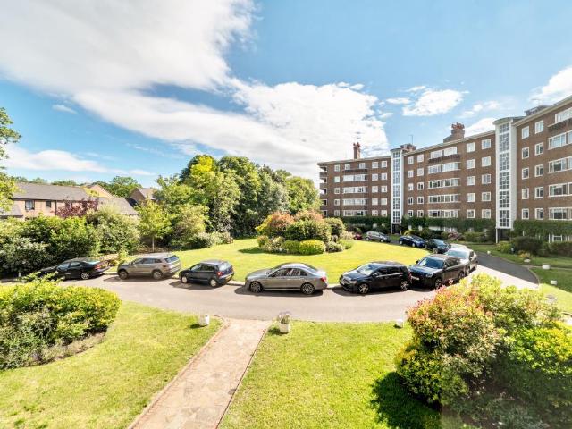 Flat for sale in Petersham, Greater London