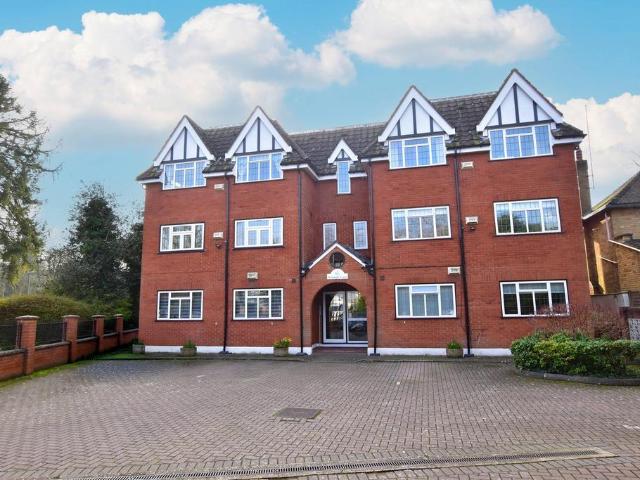 Flat for sale in Bushey Heath, Hertfordshire