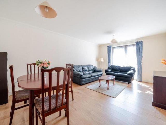 Flat for sale in London Borough of Ealing, Greater London
