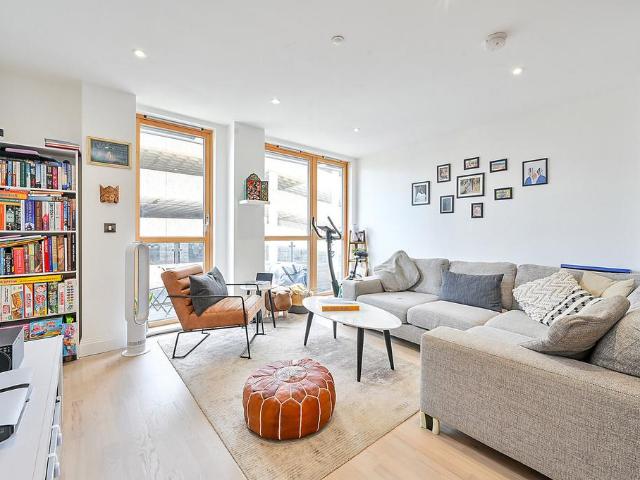 Flat for sale in New Malden, Greater London