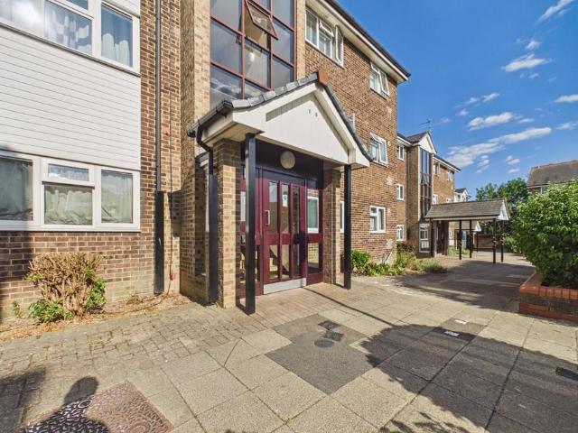 Flat for sale in Hanworth, Bracknell