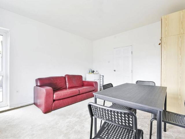 Flat for sale in Fulham, Greater London