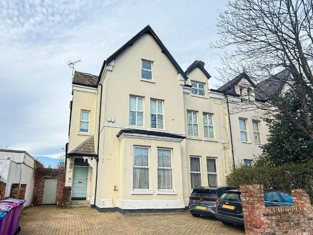 Flat for sale in Calderstones