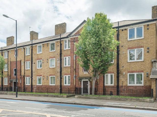 Flat for sale in Battersea, Greater London