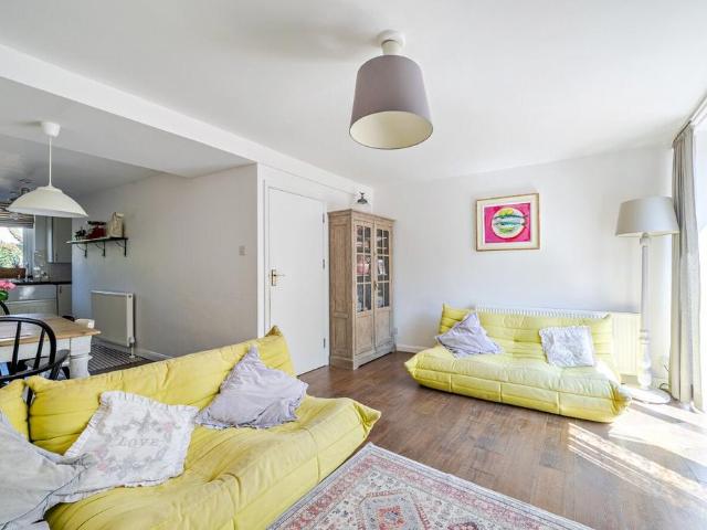 Flat for sale in Battersea, Greater London