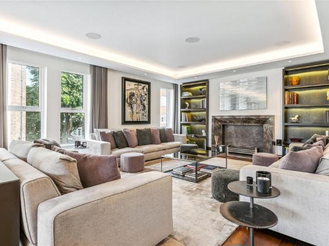 Flat for sale in Earl's Court, Greater London