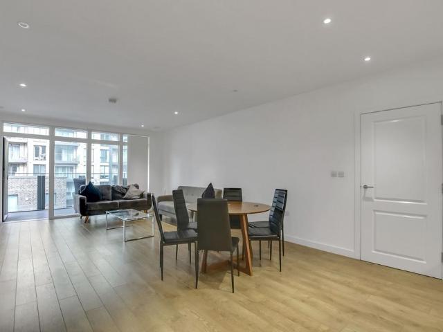 Flat for sale in Poplar Grove, Greater London