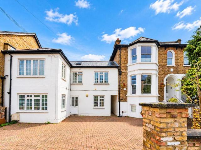 Flat for sale in Royal Borough of Kingston upon Thames, Greater London
