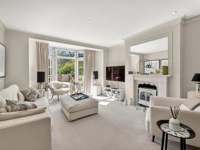 Flat for sale in St. John's Wood, Greater London