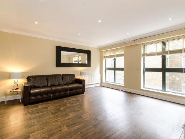 Flat for sale in Victoria, Greater London