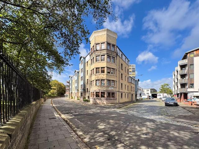 Flat for sale in North Leith, Leith