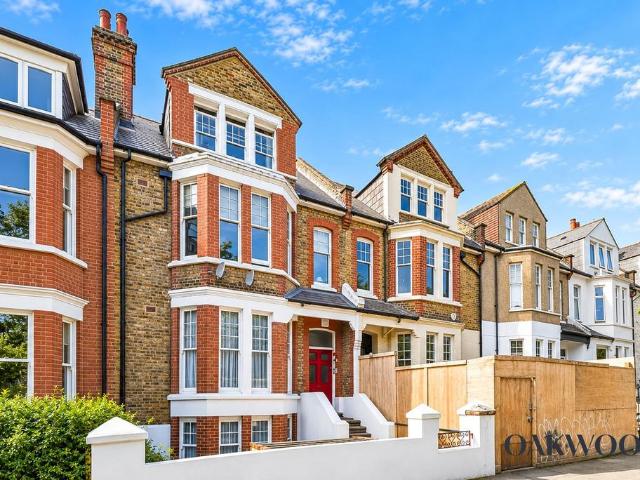 Flat for sale in Stamford Hill, Greater London