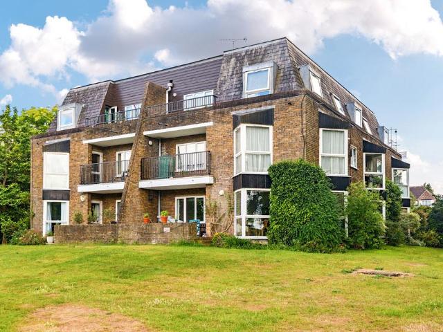 Flat for sale in Strawberry Hill, Greater London