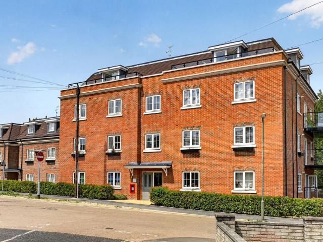 Flat for sale in Epsom, Surrey