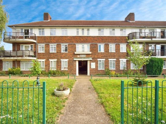Flat for sale in Oakwood, Greater London
